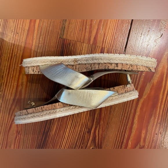 Women’s Tory Burch Sandals. Size 7 - Picture 3 of 3